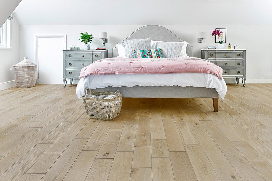 Galleria Professional Solid European Rustic Oak Flooring 18mm x 150mm Linen Brushed & Lacquered - Image 6